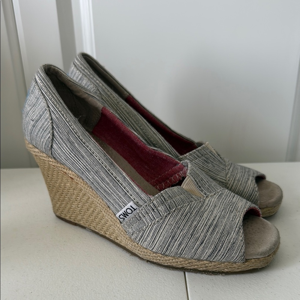 *TOMS 3” WEDGE HEEL OPEN TOE SLIP ON SHOES (sz 5.5)